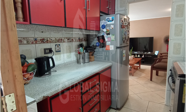 Se vende casa 2 pisos. Regularizada. Metro Laguna Sur