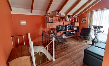 Se vende casa 2 pisos. Regularizada. Metro Laguna Sur