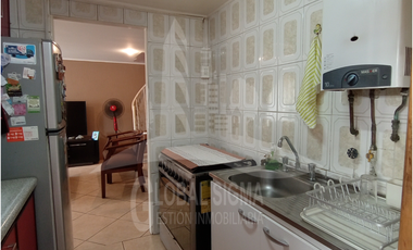 Se vende casa 2 pisos. Regularizada. Metro Laguna Sur