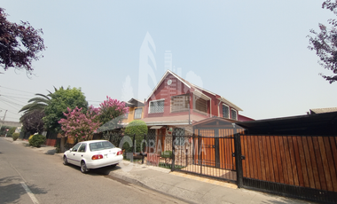 Se vende casa 2 pisos. Regularizada. Metro Laguna Sur
