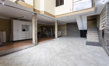Guamani, Casa rentera en venta, 678 m2, 7 departamentos, local, 3 parqueaderos