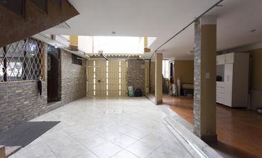 Guamani, Casa rentera en venta, 678 m2, 7 departamentos, local, 3 parqueaderos
