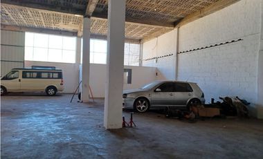 Carcelén industrial, Galpón en renta, 400 m2, 2 ambientes, 1 baño, 2 parqueaderos