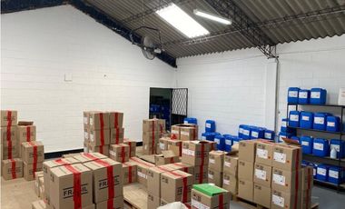 Sangolqui, Bodega en renta, 158 m2, 1 ambiente, 2 baños, 2 parqueaderos