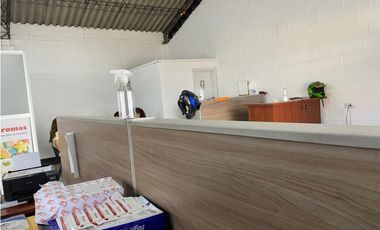 Sangolqui, Bodega en renta, 158 m2, 1 ambiente, 2 baños, 2 parqueaderos