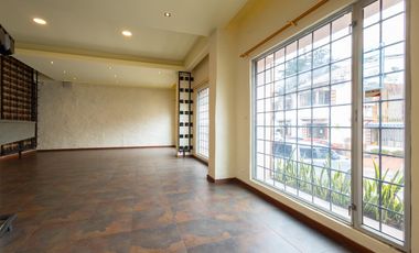 La Floresta, Casa Comercial en Venta, 125m2 4 Ambientes.