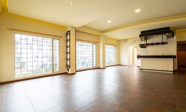 La Floresta, Casa Comercial en Venta, 125m2 4 Ambientes.