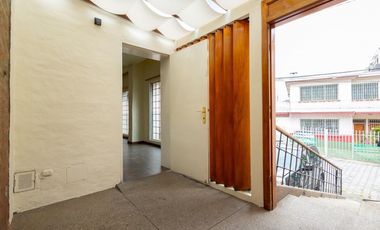 La Floresta, Casa Comercial en Venta, 125m2 4 Ambientes.