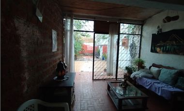 CASA A RECICLAR SOBRE BLAS PARERA ENTRE LAVALLE Y SANTA CATALINA