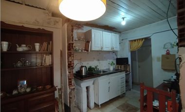 CASA A RECICLAR SOBRE BLAS PARERA ENTRE LAVALLE Y SANTA CATALINA