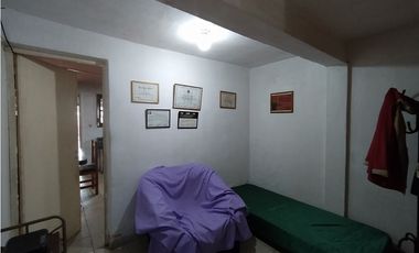 CASA A RECICLAR SOBRE BLAS PARERA ENTRE LAVALLE Y SANTA CATALINA