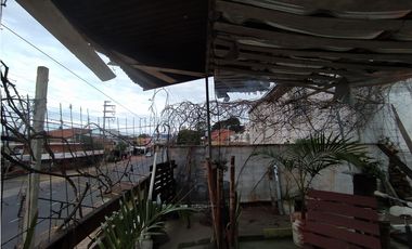 CASA A RECICLAR SOBRE BLAS PARERA ENTRE LAVALLE Y SANTA CATALINA