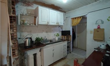 CASA A RECICLAR SOBRE BLAS PARERA ENTRE LAVALLE Y SANTA CATALINA
