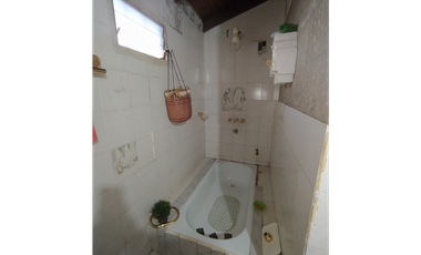 CASA A RECICLAR SOBRE BLAS PARERA ENTRE LAVALLE Y SANTA CATALINA