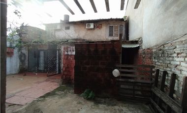 CASA A RECICLAR SOBRE BLAS PARERA ENTRE LAVALLE Y SANTA CATALINA
