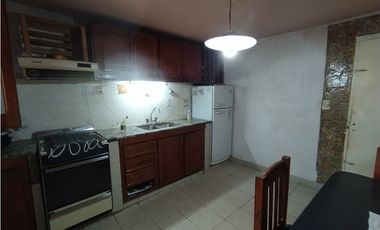 CASA A RECICLAR SOBRE BLAS PARERA ENTRE LAVALLE Y SANTA CATALINA