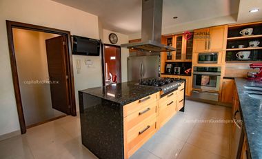 Casa de Lujo en Venta con alberca en Las Cumbres Virreyes Residencial Zapopan