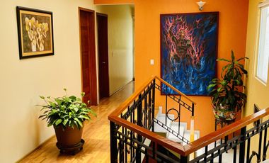 HERMOSA CASA EN VENTA CON GRAN JARDIN EN CALLE CERRADA
