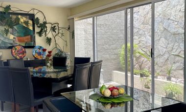 HERMOSA CASA EN VENTA CON GRAN JARDIN EN CALLE CERRADA