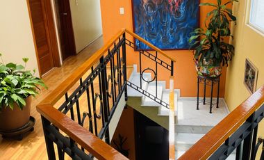 HERMOSA CASA EN VENTA CON GRAN JARDIN EN CALLE CERRADA