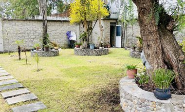 HERMOSA CASA EN VENTA CON GRAN JARDIN EN CALLE CERRADA