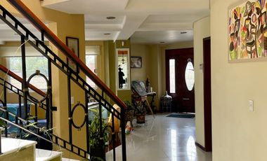 HERMOSA CASA EN VENTA CON GRAN JARDIN EN CALLE CERRADA