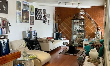 HERMOSA CASA EN VENTA CON GRAN JARDIN EN CALLE CERRADA
