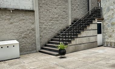 HERMOSA CASA EN VENTA CON GRAN JARDIN EN CALLE CERRADA