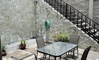 HERMOSA CASA EN VENTA CON GRAN JARDIN EN CALLE CERRADA