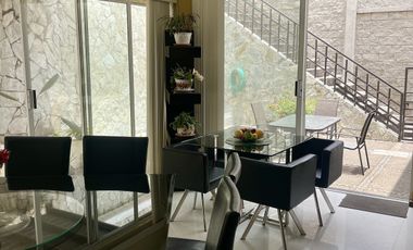HERMOSA CASA EN VENTA CON GRAN JARDIN EN CALLE CERRADA