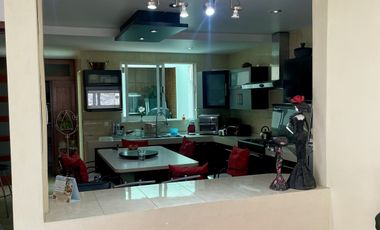 HERMOSA CASA EN VENTA CON GRAN JARDIN EN CALLE CERRADA