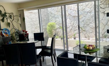 HERMOSA CASA EN VENTA CON GRAN JARDIN EN CALLE CERRADA