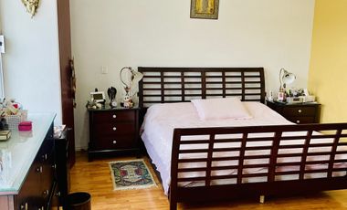 HERMOSA CASA EN VENTA CON GRAN JARDIN EN CALLE CERRADA
