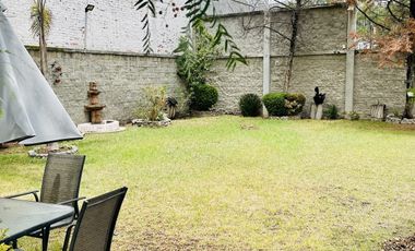 HERMOSA CASA EN VENTA CON GRAN JARDIN EN CALLE CERRADA