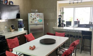 HERMOSA CASA EN VENTA CON GRAN JARDIN EN CALLE CERRADA