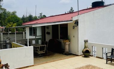 HERMOSA CASA EN VENTA CON GRAN JARDIN EN CALLE CERRADA