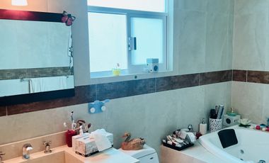 HERMOSA CASA EN VENTA CON GRAN JARDIN EN CALLE CERRADA