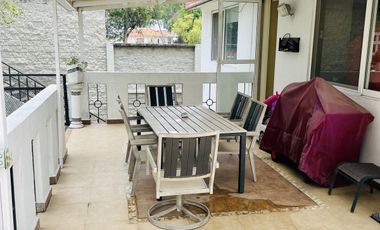 HERMOSA CASA EN VENTA CON GRAN JARDIN EN CALLE CERRADA