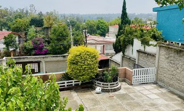 HERMOSA CASA EN VENTA CON GRAN JARDIN EN CALLE CERRADA