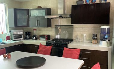 HERMOSA CASA EN VENTA CON GRAN JARDIN EN CALLE CERRADA