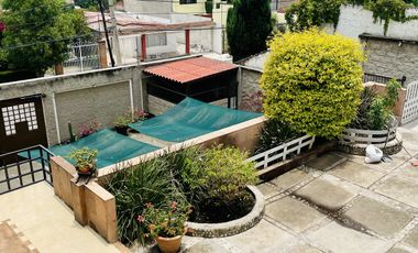 HERMOSA CASA EN VENTA CON GRAN JARDIN EN CALLE CERRADA