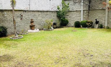 HERMOSA CASA EN VENTA CON GRAN JARDIN EN CALLE CERRADA
