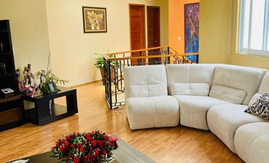 HERMOSA CASA EN VENTA CON GRAN JARDIN EN CALLE CERRADA