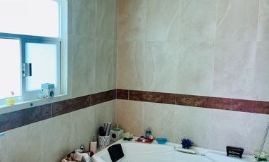 HERMOSA CASA EN VENTA CON GRAN JARDIN EN CALLE CERRADA