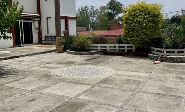 HERMOSA CASA EN VENTA CON GRAN JARDIN EN CALLE CERRADA