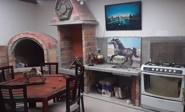 CASA ESQUINERA FULL AMOBLADA, CON LINDA VISTA A LA CIUDAD