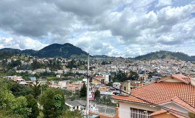 CASA ESQUINERA FULL AMOBLADA, CON LINDA VISTA A LA CIUDAD
