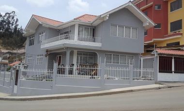 CASA ESQUINERA FULL AMOBLADA, CON LINDA VISTA A LA CIUDAD