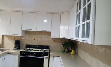 CASA ESQUINERA FULL AMOBLADA, CON LINDA VISTA A LA CIUDAD