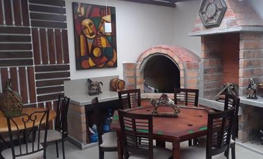 CASA ESQUINERA FULL AMOBLADA, CON LINDA VISTA A LA CIUDAD
